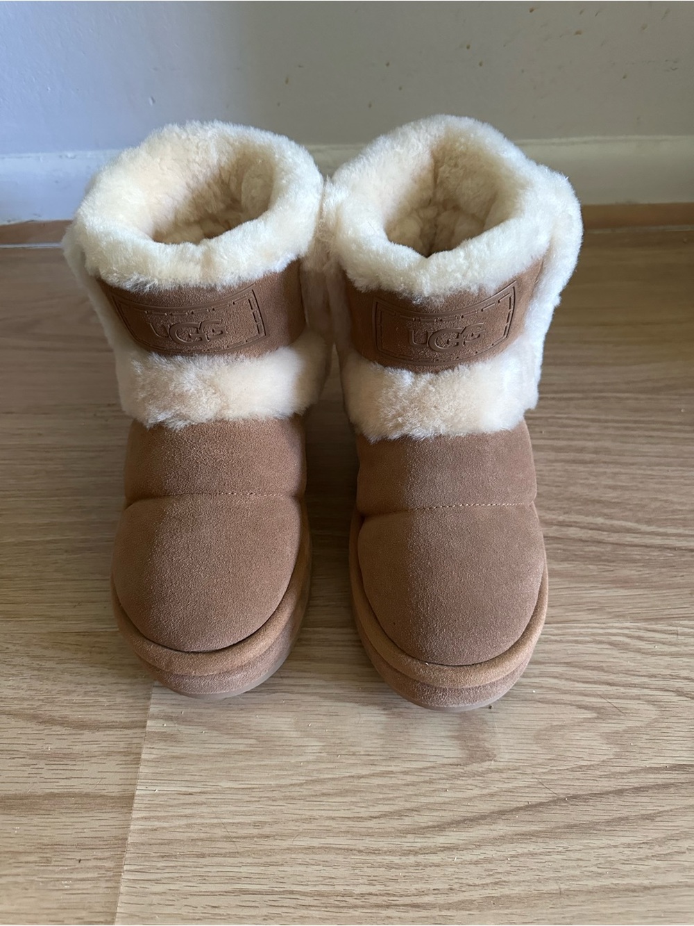 💯% Authentic UGG Platform Boots Sz 7 - Picture 2 of 14